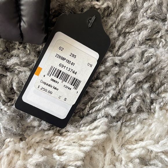 NWT - Guess puffer coat - Picture 12 of 15